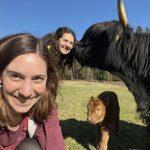 Die Hofebesitzerinnen mit Mini Highland Kühe