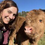 Die Hofbesitzerin mit einer Mini Highland Kuh
