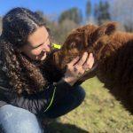 Die Hofebesitzerin mit einer Mini Highland Kuh